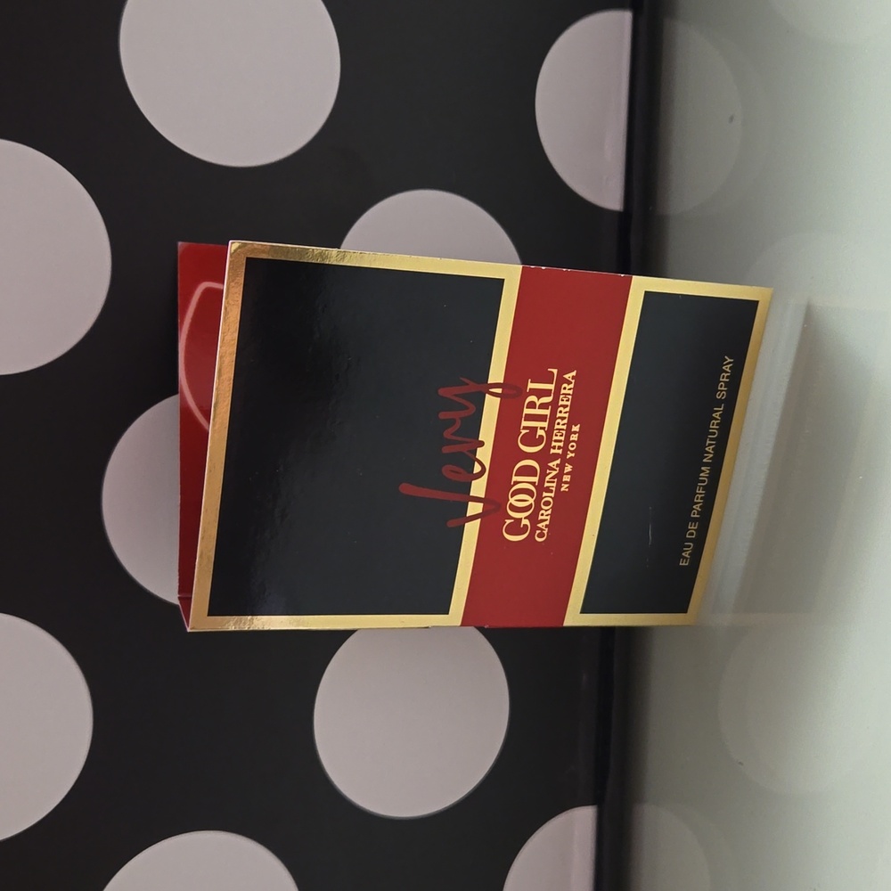 5/$25✨️Carolina Herrera VGG✨️